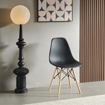 Set 4 Sedie Moderne Dorian in Plastica Nera con Gambe in Legno 47x52 h81 cm