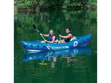 Kayak gonfiabile con remi, colore blu. Ospita 2 persone.