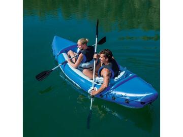Kayak gonfiabile con remi, colore blu. Ospita 2 persone.