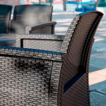 Set da Esterno Venezia Divanetto 3 Posti + 2 Poltrone + Tavolino Porta Cuscini in Polipropilene effetto Rattan Waterproof + 5 Cuscini Inclusi Grafite